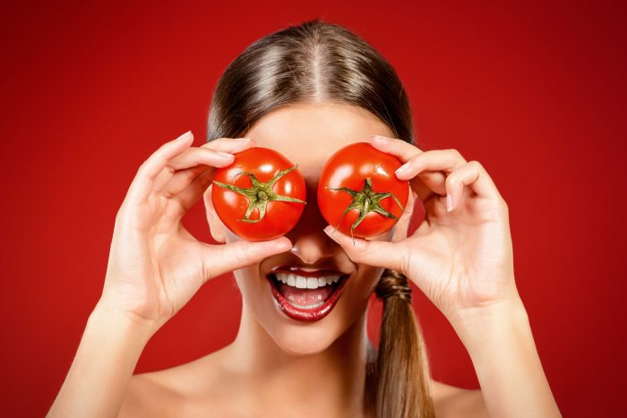 Làm trắng da mặt tại nhà bằng cà chua