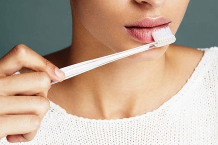 Lưu ý quan trọng ngoài cách vệ sinh răng miệng sau khi phun môi