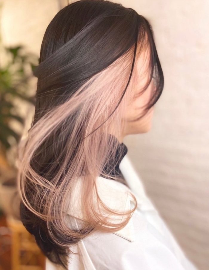 Nhuộm tóc giấu màu hồng gây thu hút