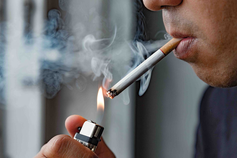 Hút thuốc lá thường xuyên khiến môi bị thâm sạm